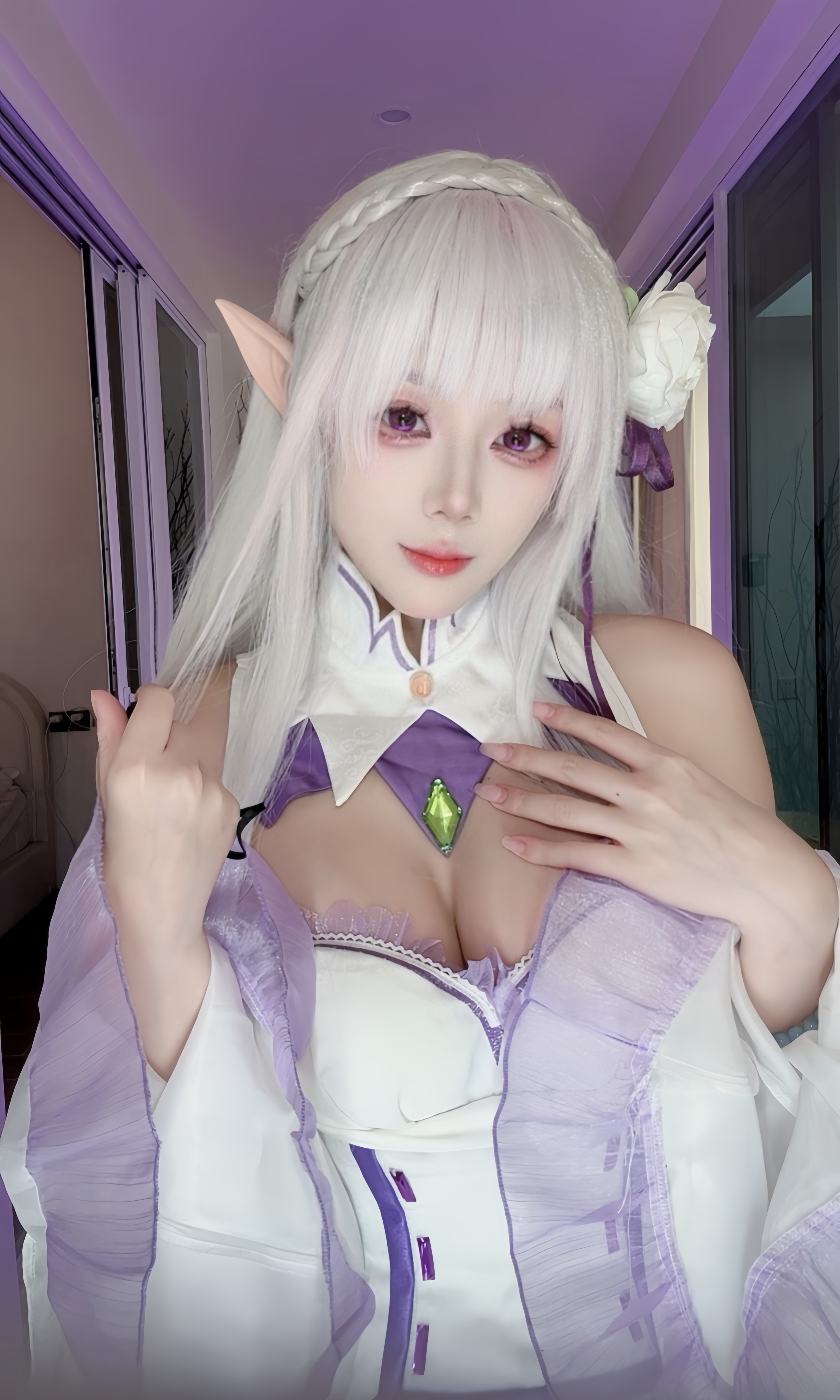 Добротный косплей Emilia (Re:ZERO) от Jiu Yan девушка