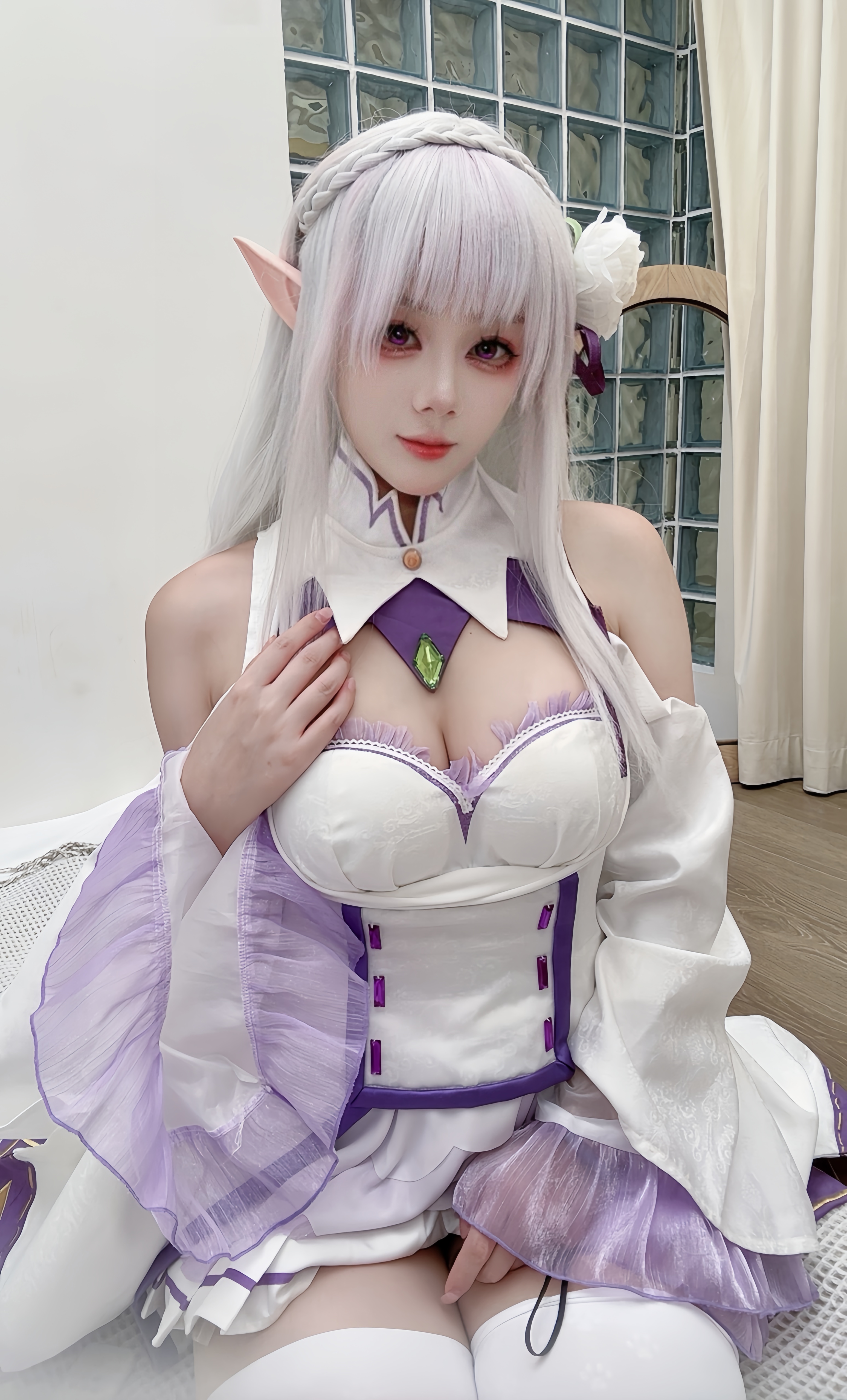 Чувственный косплей Emilia (Re:ZERO) от Jiu Yan показала сиськи