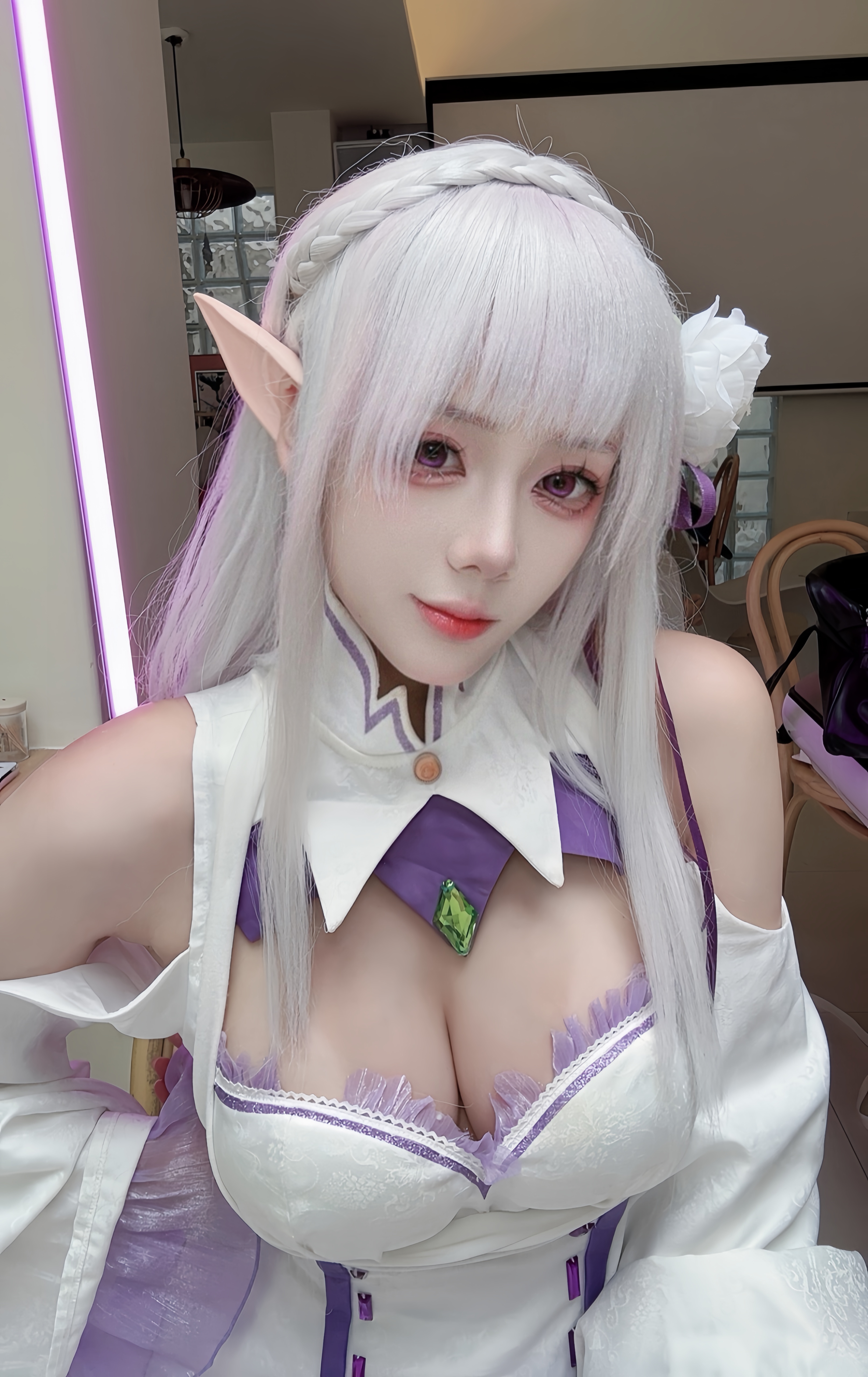 Очаровательный косплей Emilia (Re:ZERO) от Jiu Yan porno