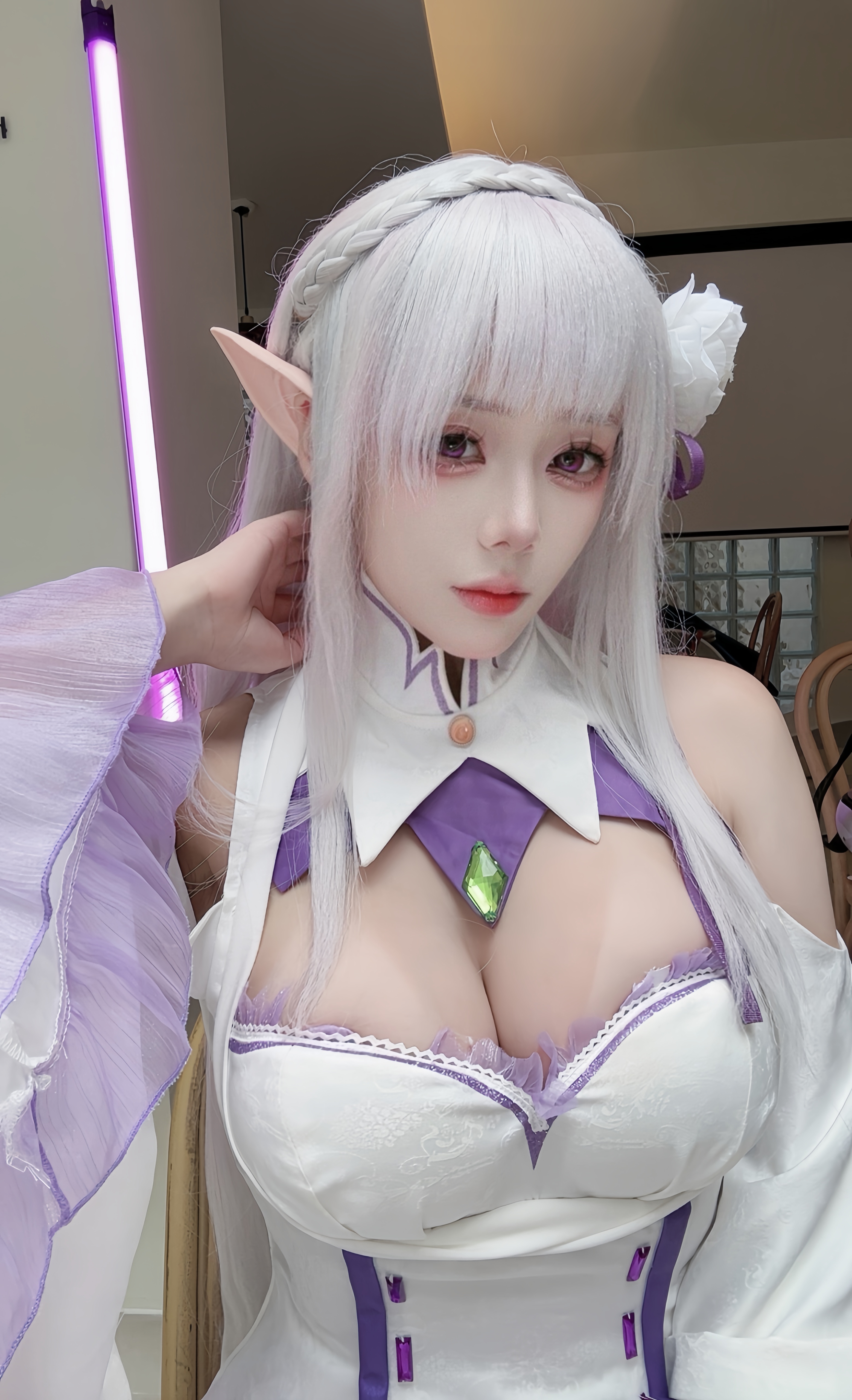 Соблазнительный косплей Emilia (Re:ZERO) от Jiu Yan 18+