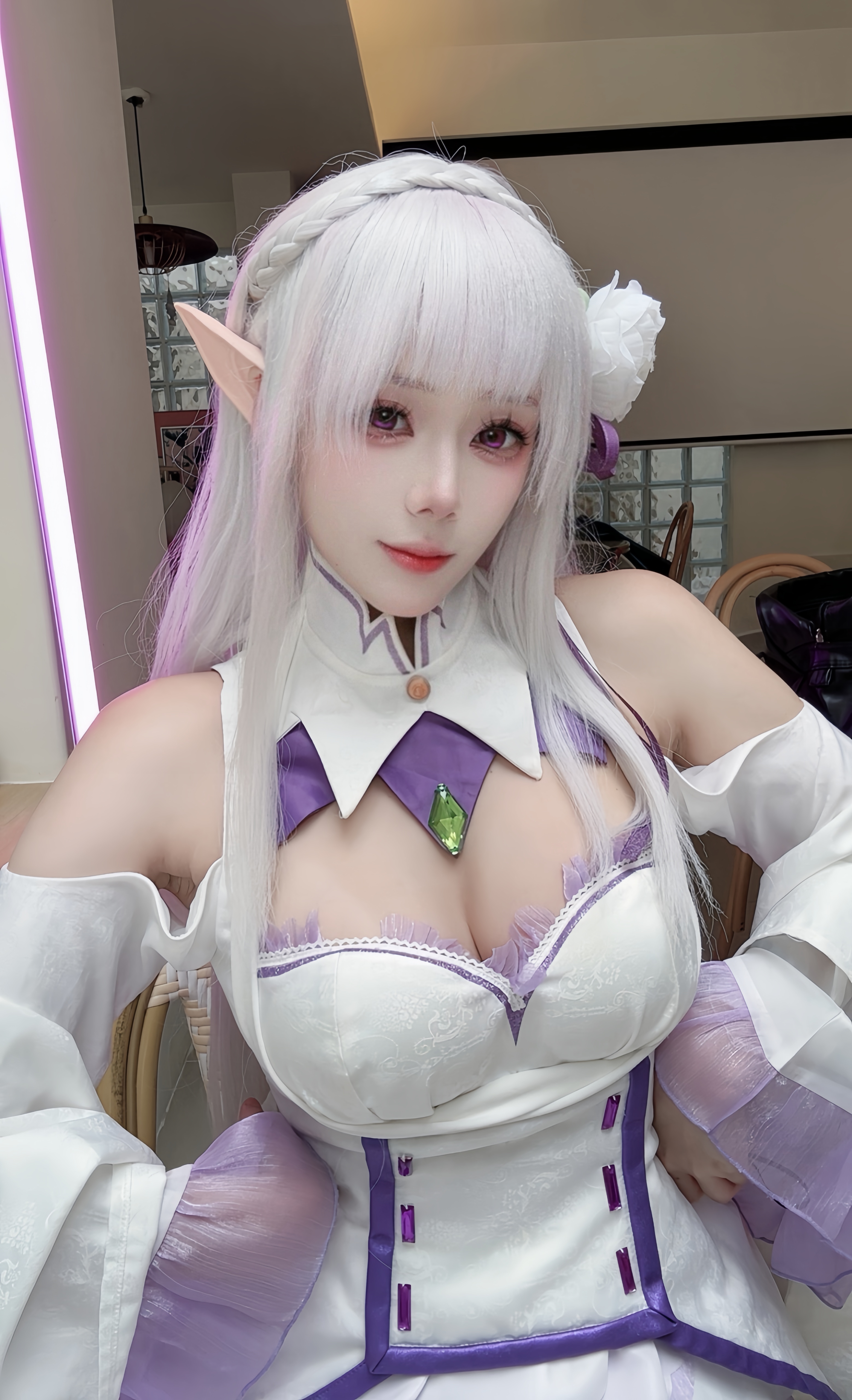 Очаровательный косплей Emilia (Re:ZERO) от Jiu Yan leak fansly