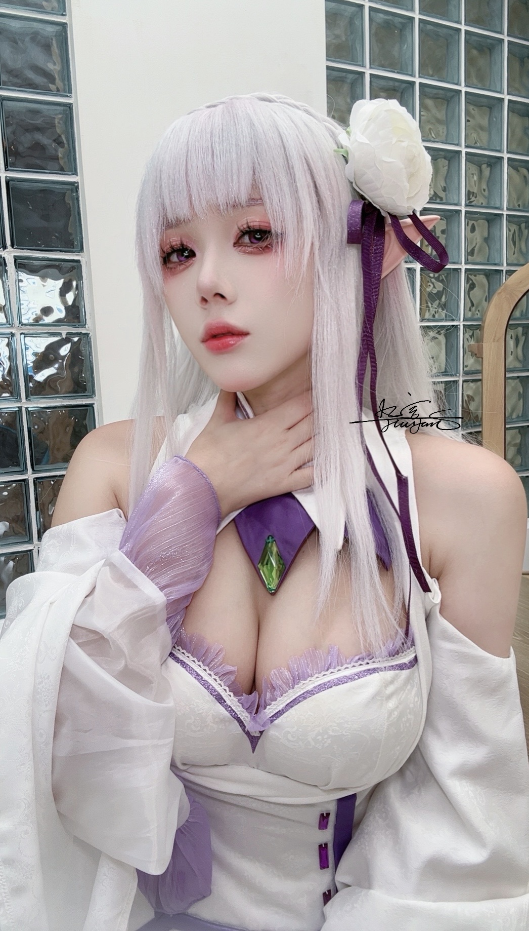 Горячий и роскошный косплей Emilia (Re:ZERO) от Jiu Yan супер няшка