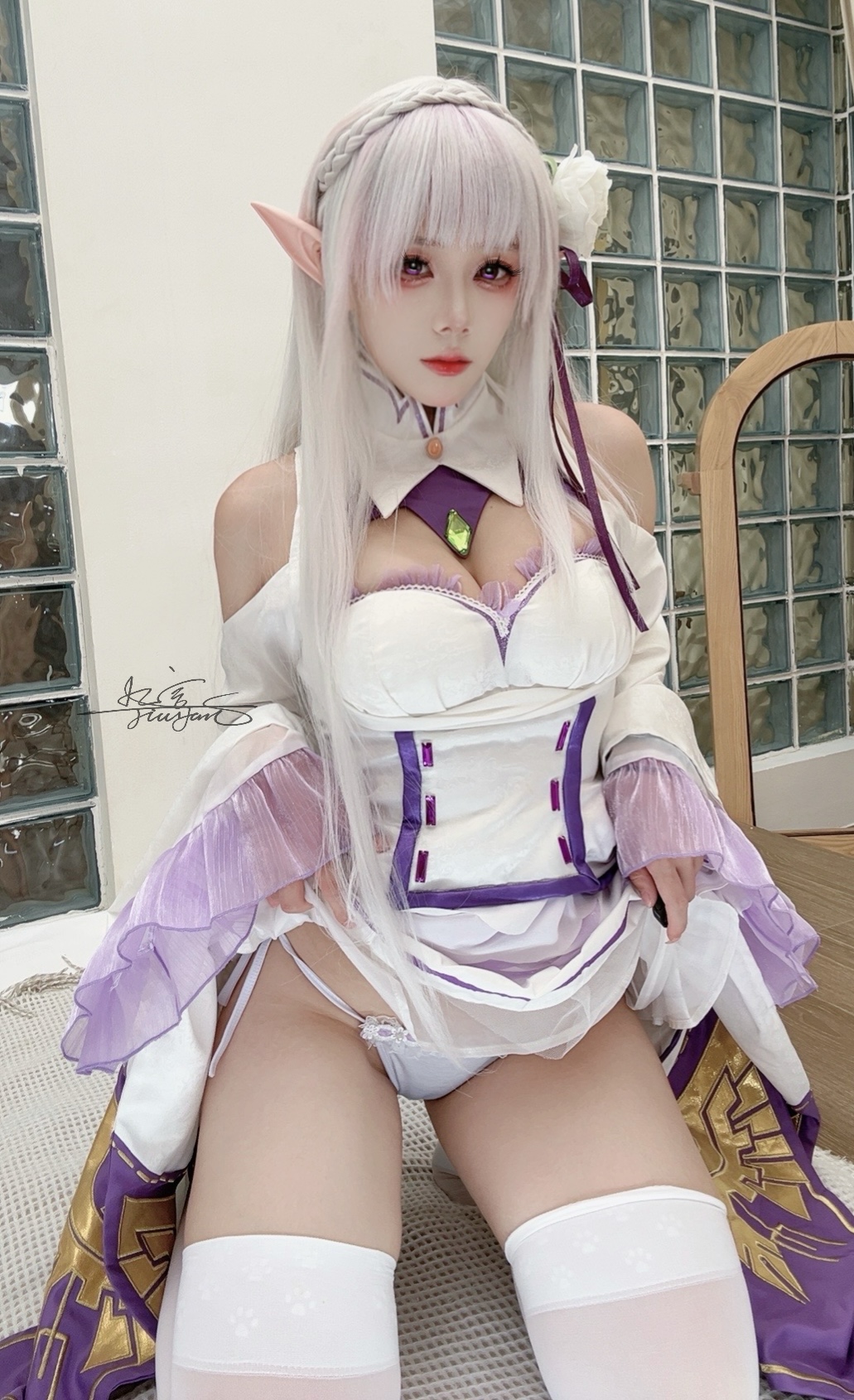 Сексуальный косплей Emilia (Re:ZERO) от Jiu Yan попа во всей своей красоте